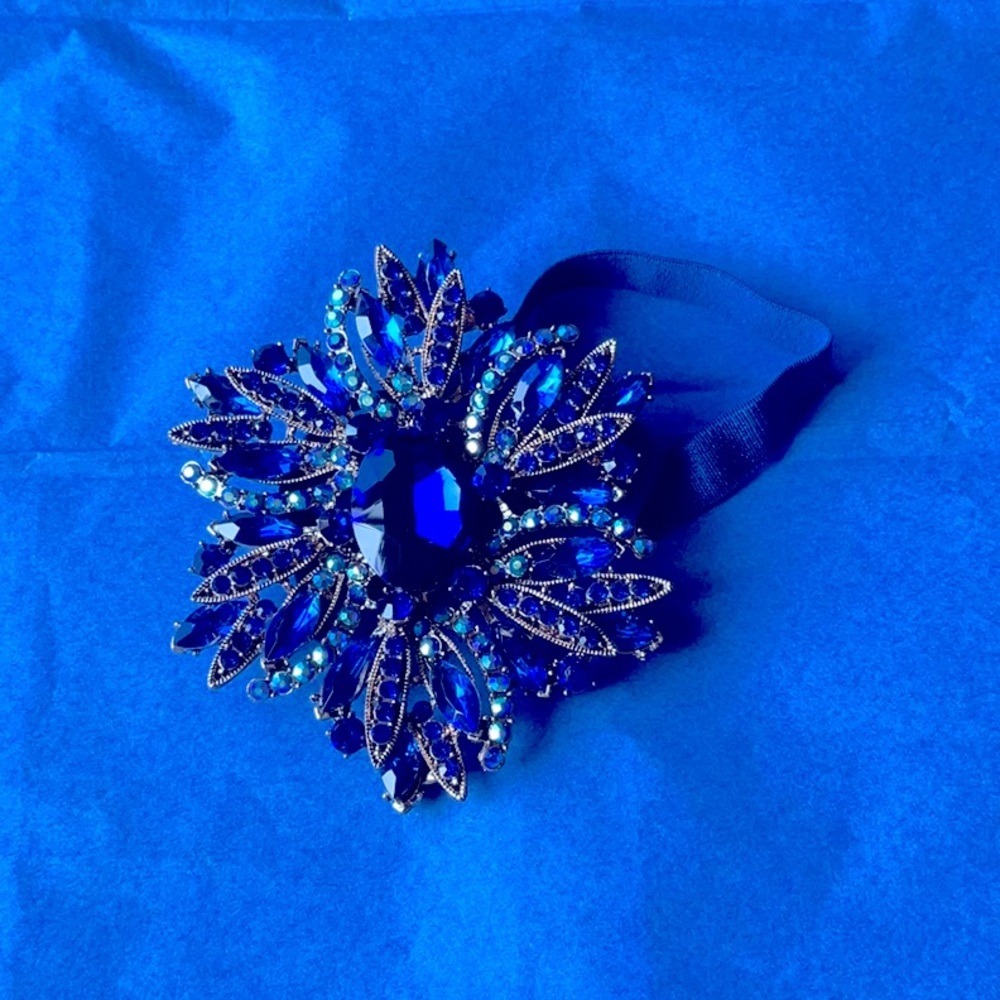 💙 TIEKS SAPPHIRE JEWELED FLOWER 💙 NWOT 💙